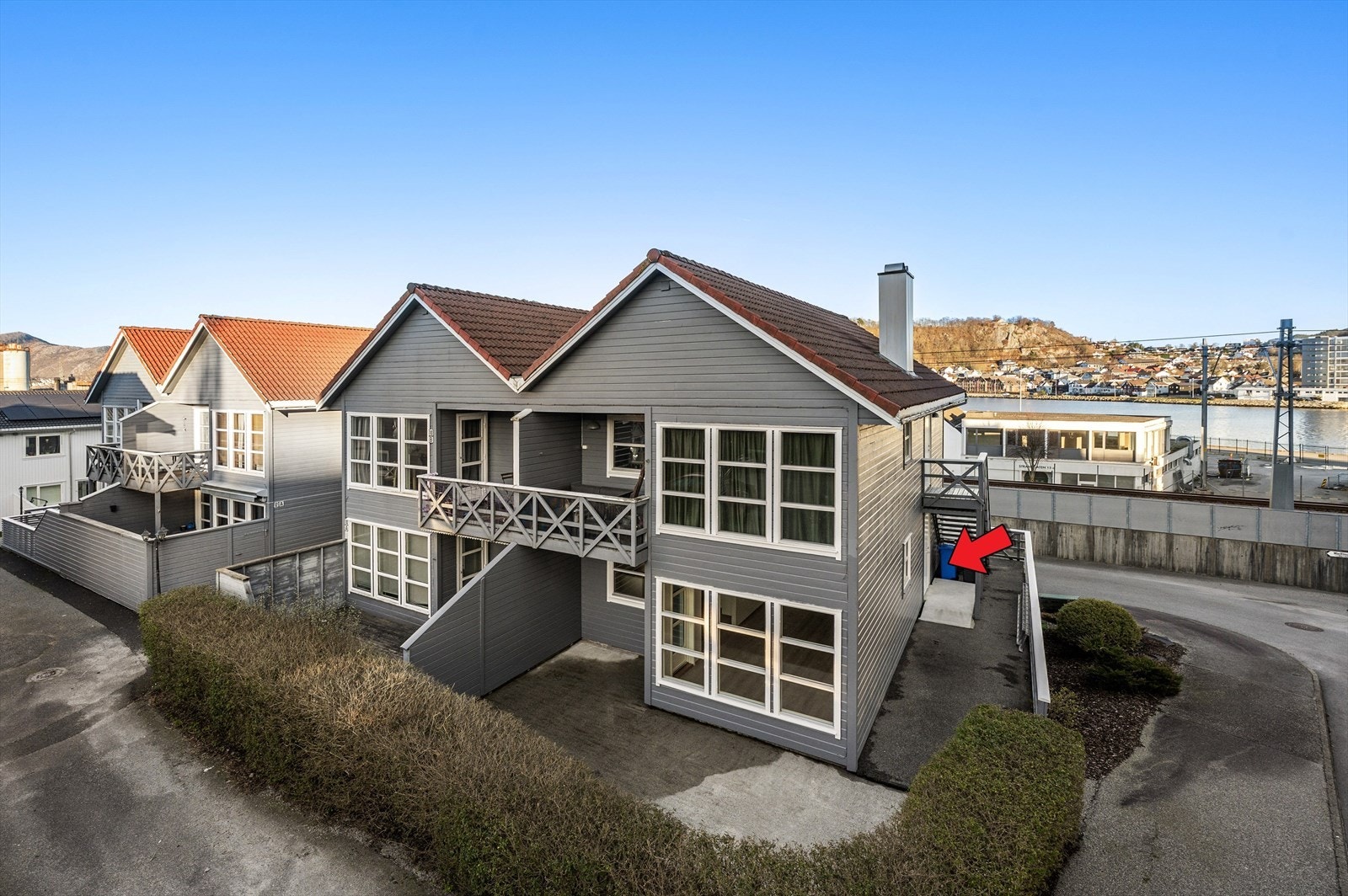 Praktisk beliggenhet nær Sandnes sentrum! Vestvendt platting, parkering i felles garasje og egen bod - her ligger alt til rette for en enkel hverdag. Galleribilde
