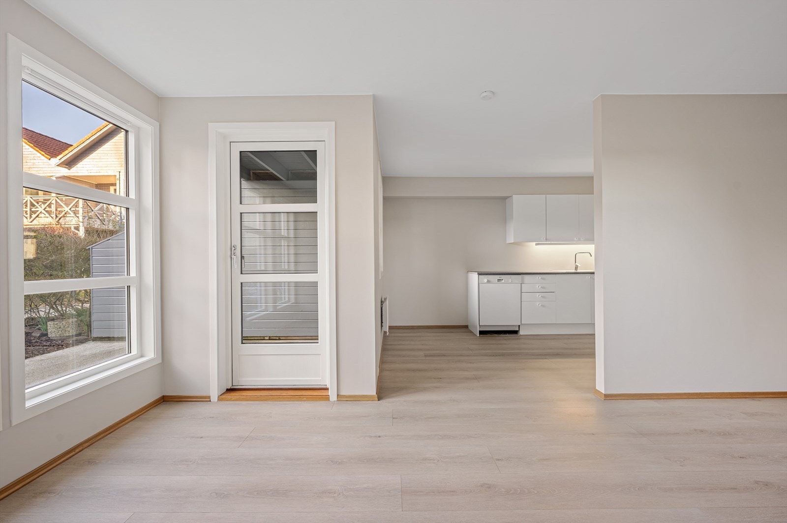 Åpen og lys stue- og kjøkkenløsning, store vindusflater som slipper inn rikelig med dagslys, og direkte utgang til balkongen. Galleribilde