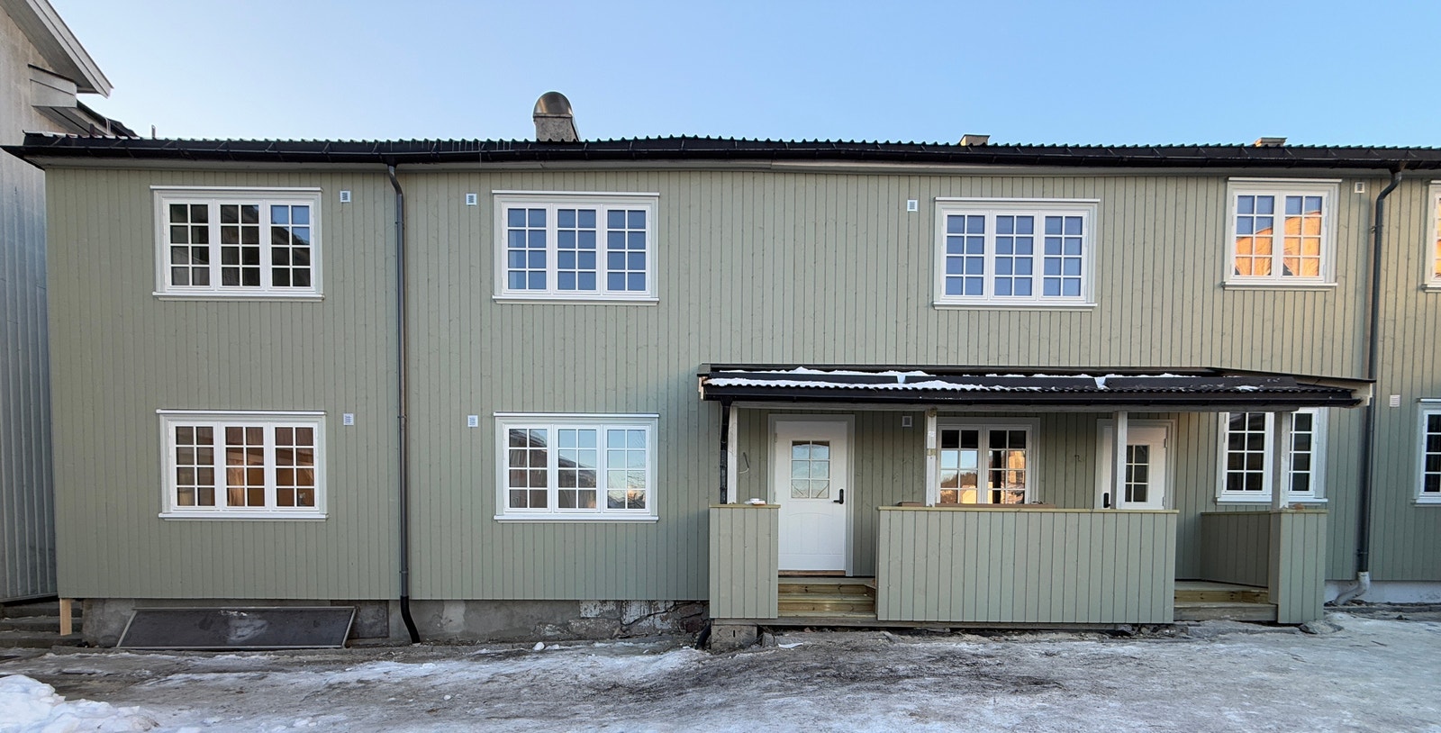 Fasaden er ny i 2025 med nye godt isolerte vinduer Galleribilde