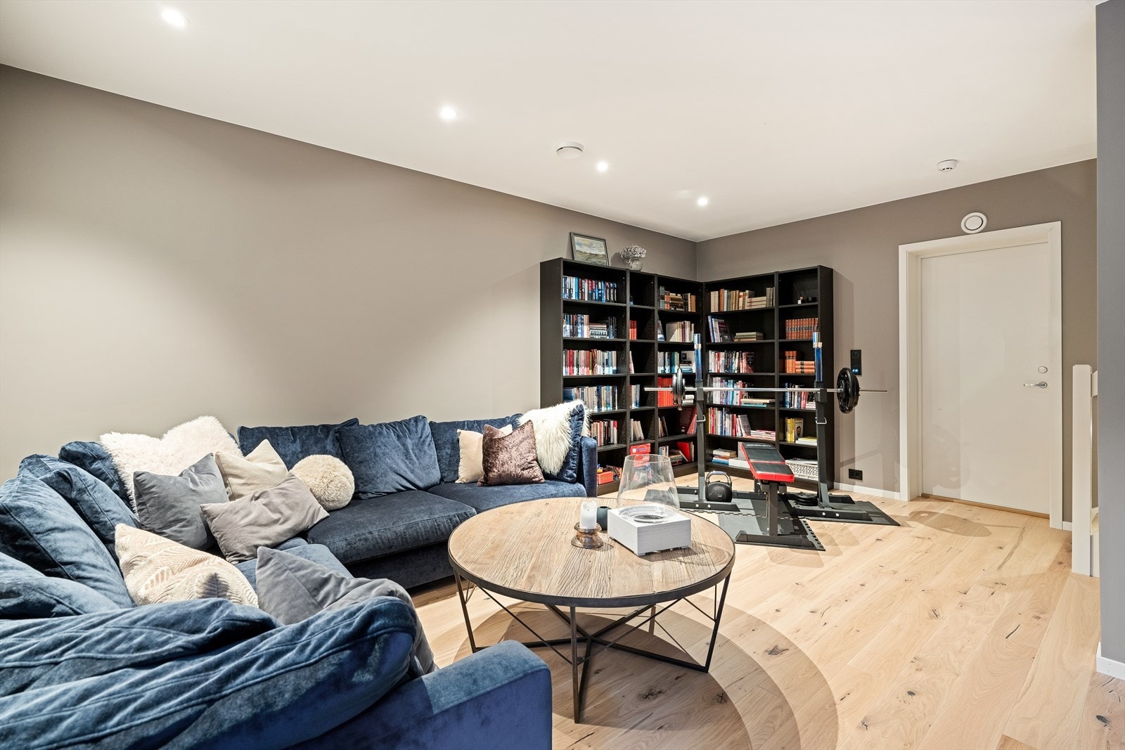 Kjelleretasjen er i dag innredet med stor bod med plass til ekstra oppbevaring og en kjellerstue. Galleribilde