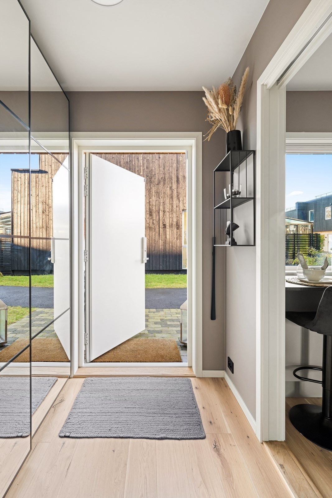 Innbydende entrè. Her er det god plass til og henge fra seg yttertøy i skyvedørsgarderobe. Galleribilde