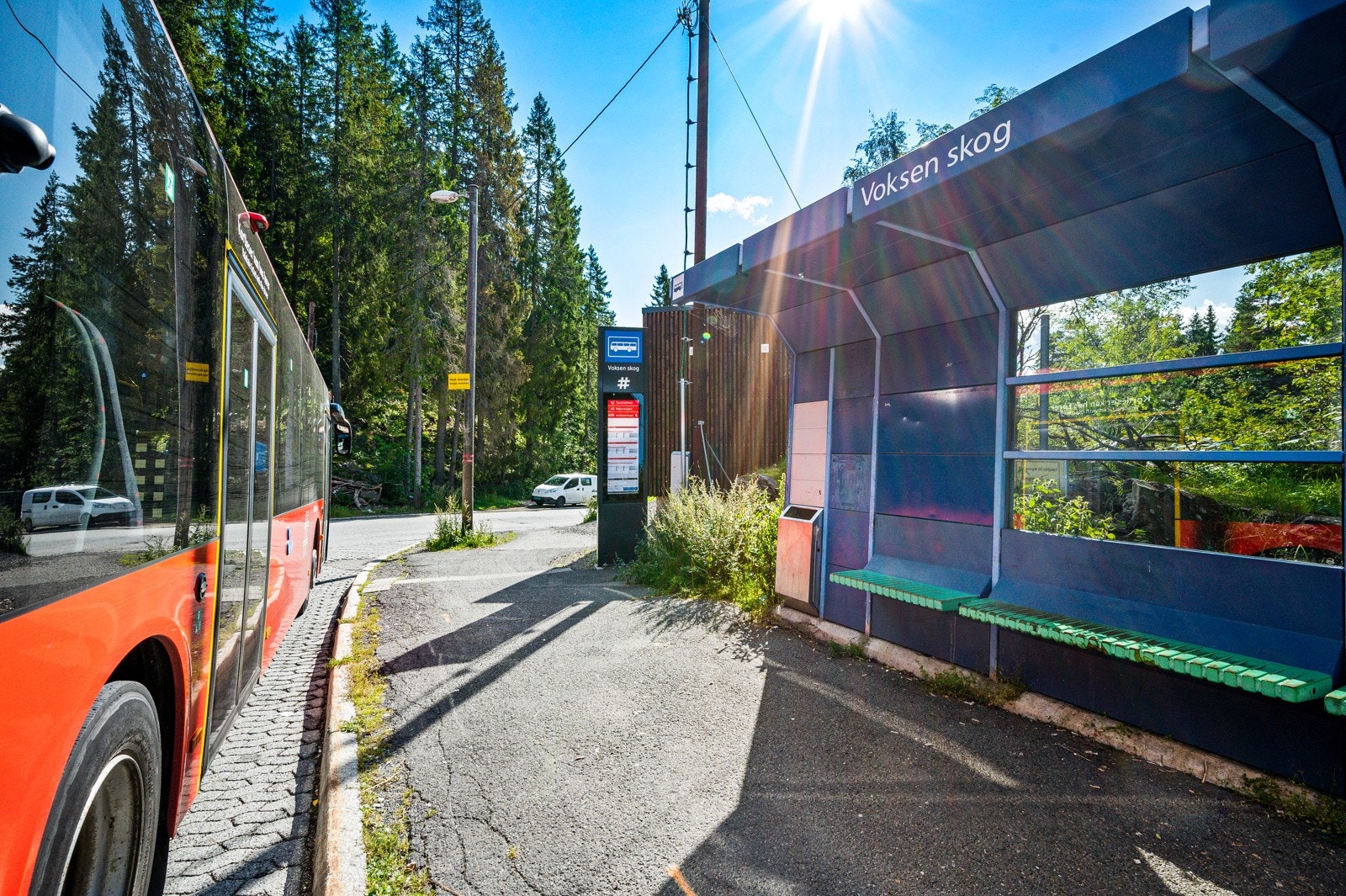 Voksen skog bussholdeplass hvor linje 42 og 45 tar deg til Tjuvholmen via Lysaker og Majorstuen. Galleribilde