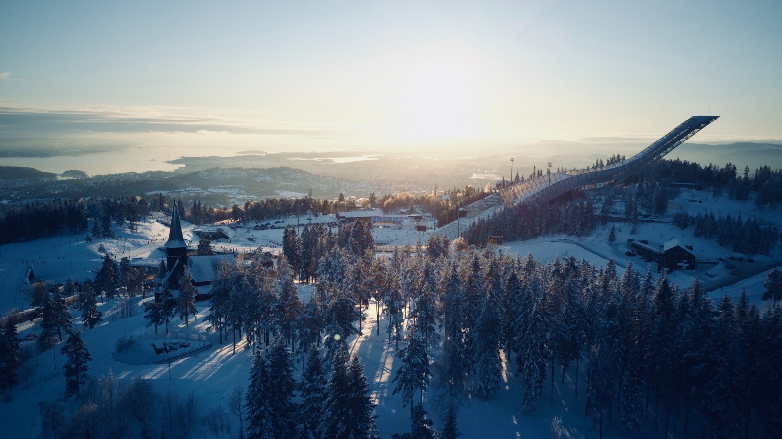 Gode skimuligheter i nærområdet med blant annet lysløype ved Lillevann stasjon, og Holmenkollen skianlegg. Galleribilde