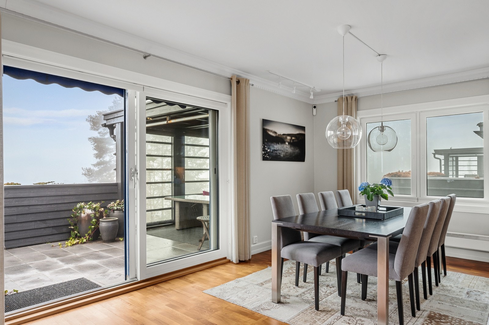 Praktisk skyvedør ut til terrassen. Galleribilde