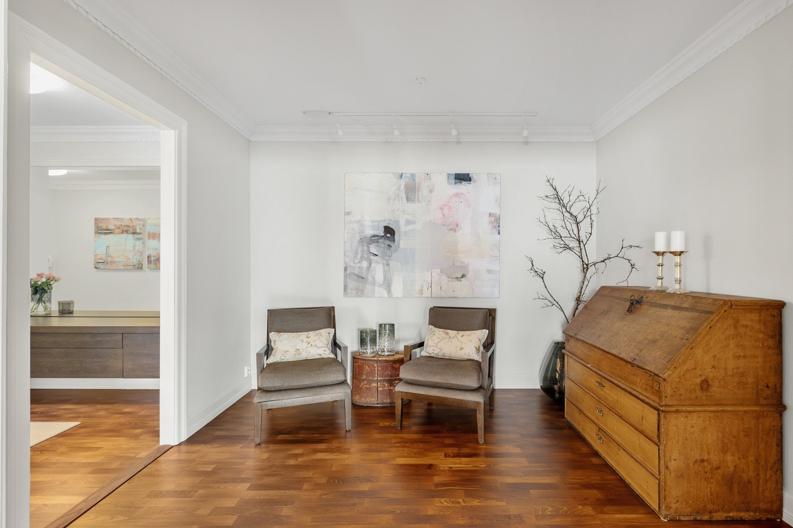 Hall mellom entré, stue og mellomgang. Galleribilde