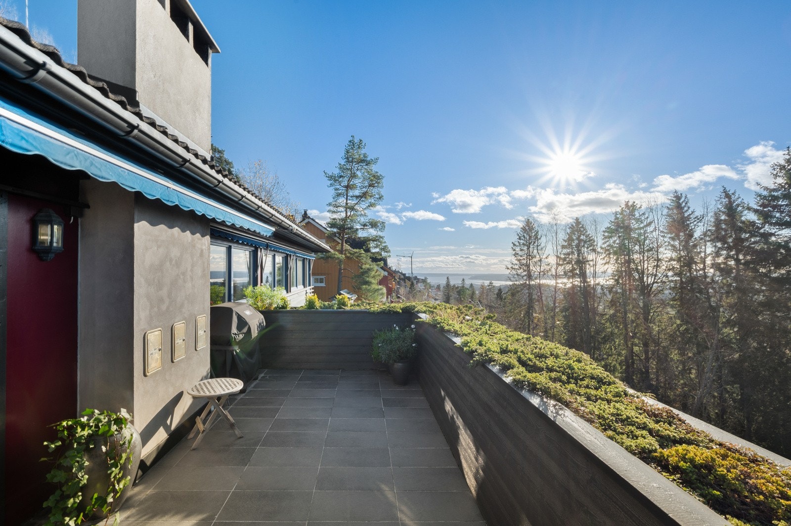 Her får du fjordutsikt fra den private terrassen. Galleribilde