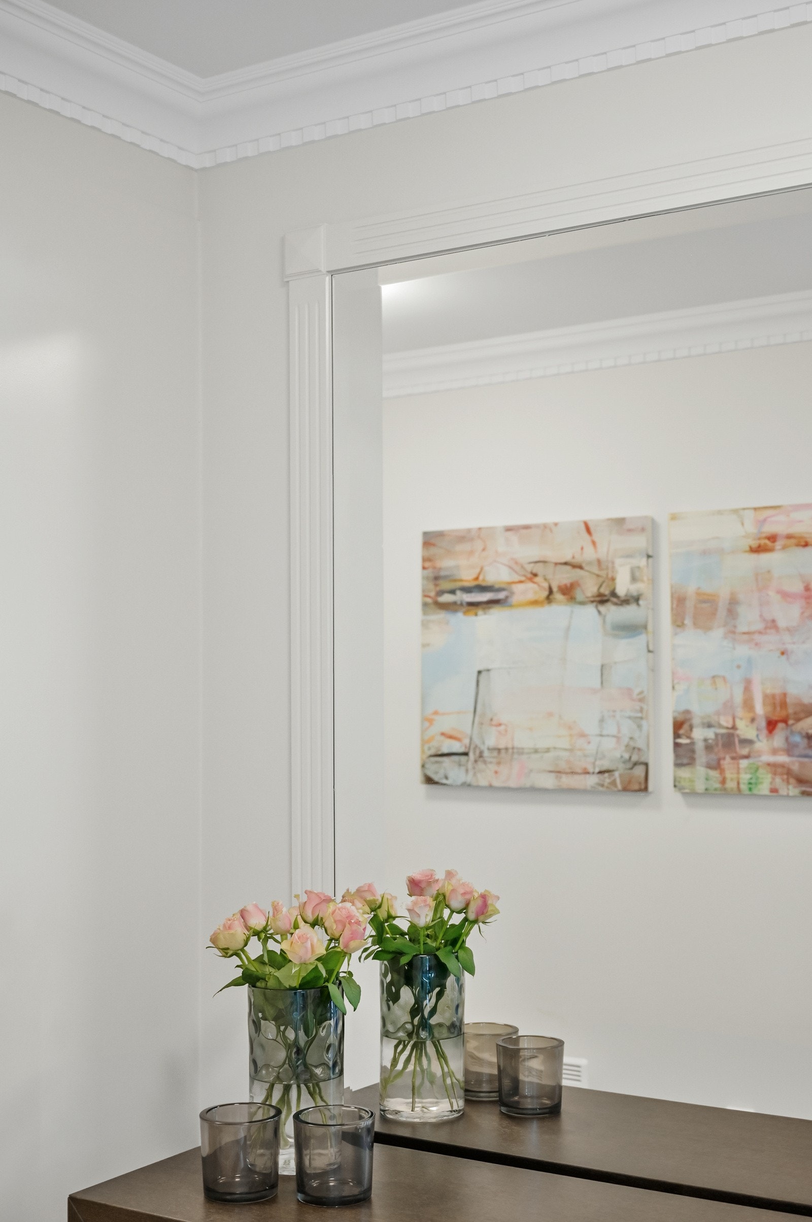 Leiligheten har flotte detaljer som brede lister og plassbygde løsninger. Galleribilde