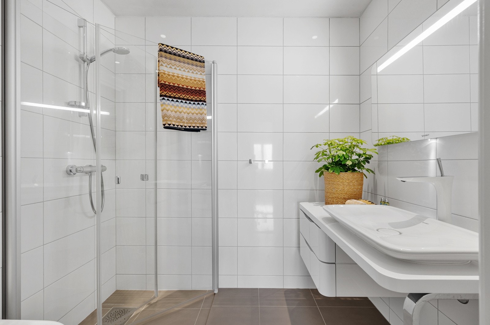 Pent flislagt baderom fra 2013 med gulvvarme. Galleribilde