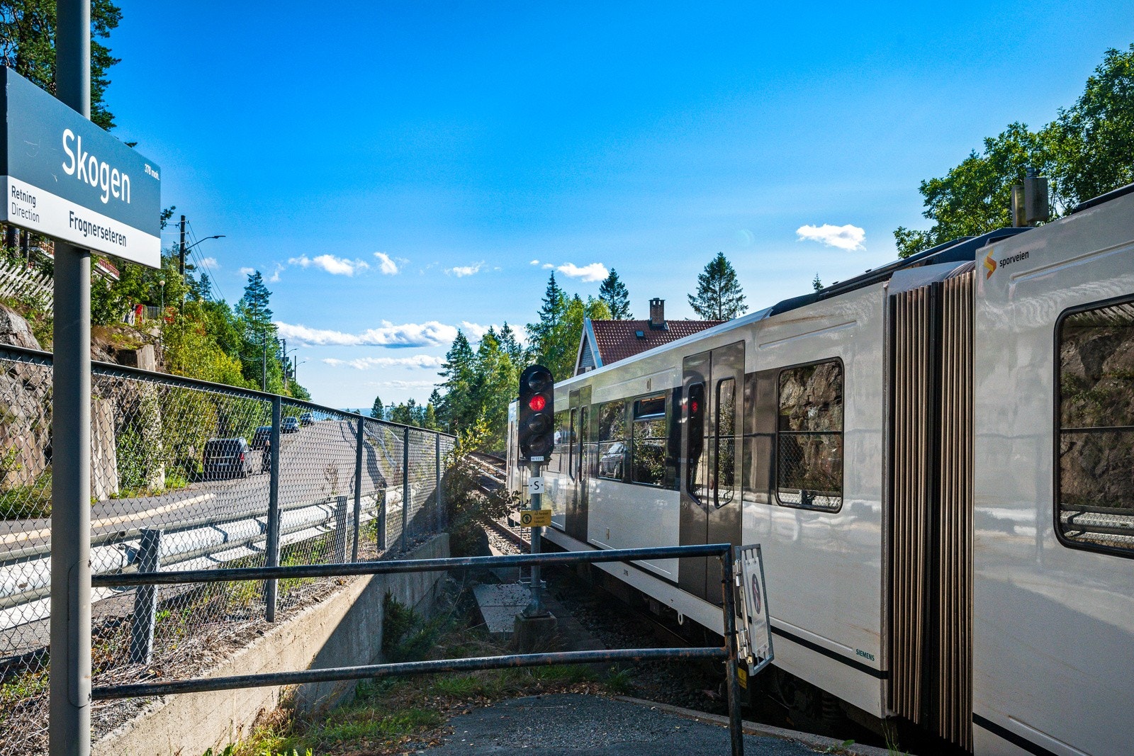 Det er kort vei til Skogen og Voksenlia T-banestasjon. Galleribilde