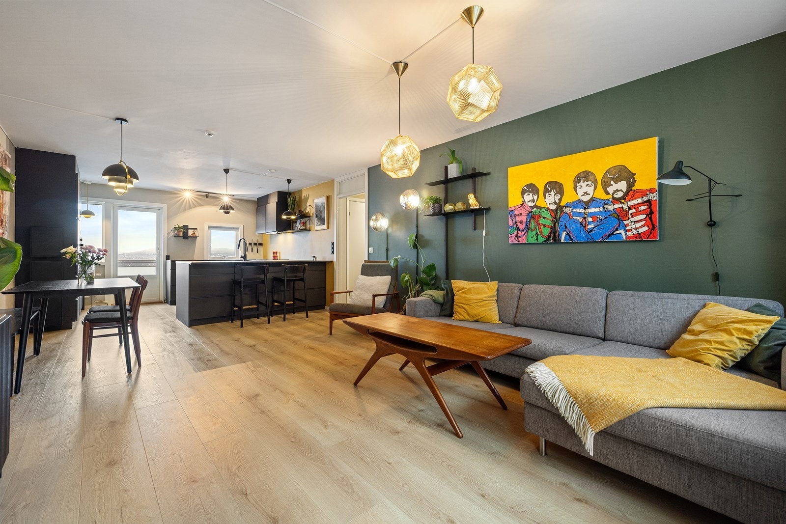 Gode møbleringsmuligheter for både sofagruppe og spisebord Galleribilde