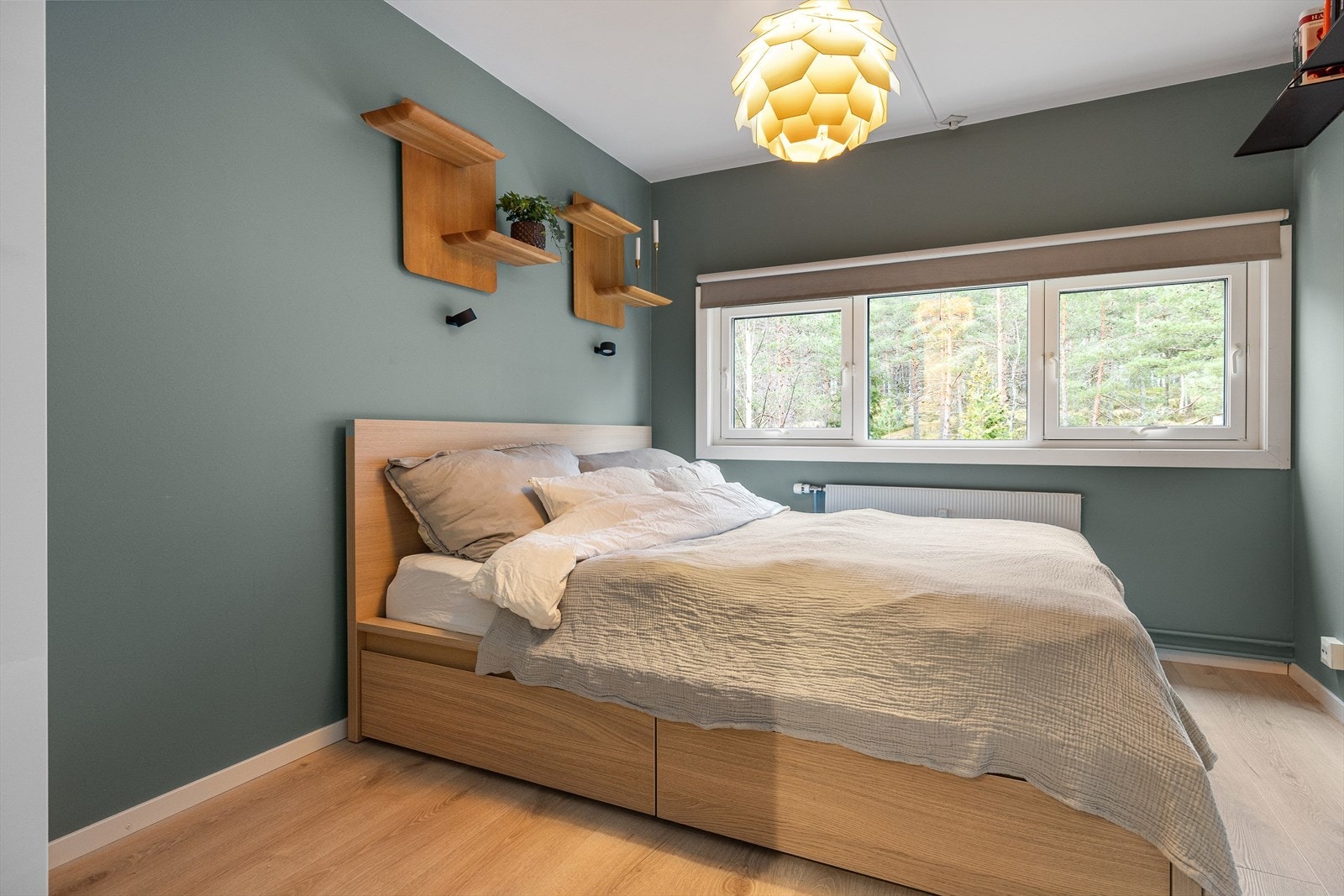 Romslig og fint hovedsoverom med pene overflater, gode lysforhold og fin romfølelse. Soverommet vender ut mot rolige omgivelser Galleribilde