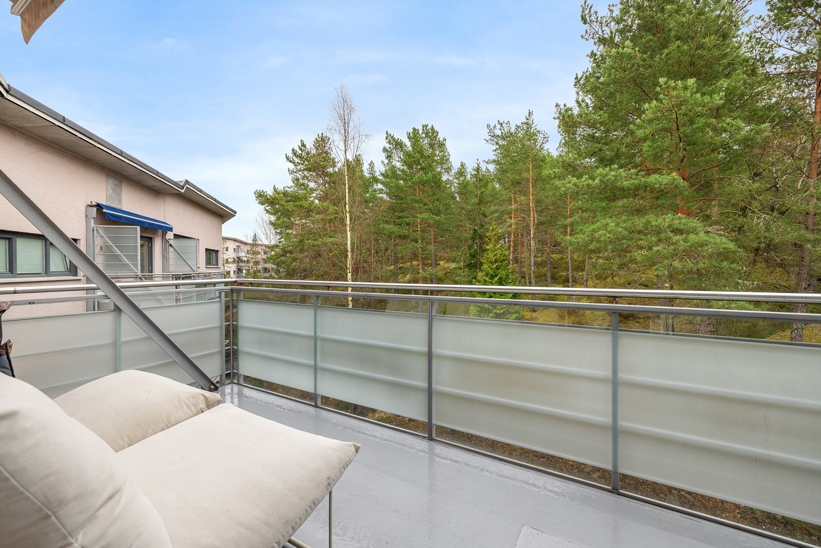 Fra stuen er det utgang til en hyggelig balkong på ca. åtte kvm. med markise. Balkongen vender ut mot naturskjønne omgivelser. Her kan du nyte morgensolen Galleribilde