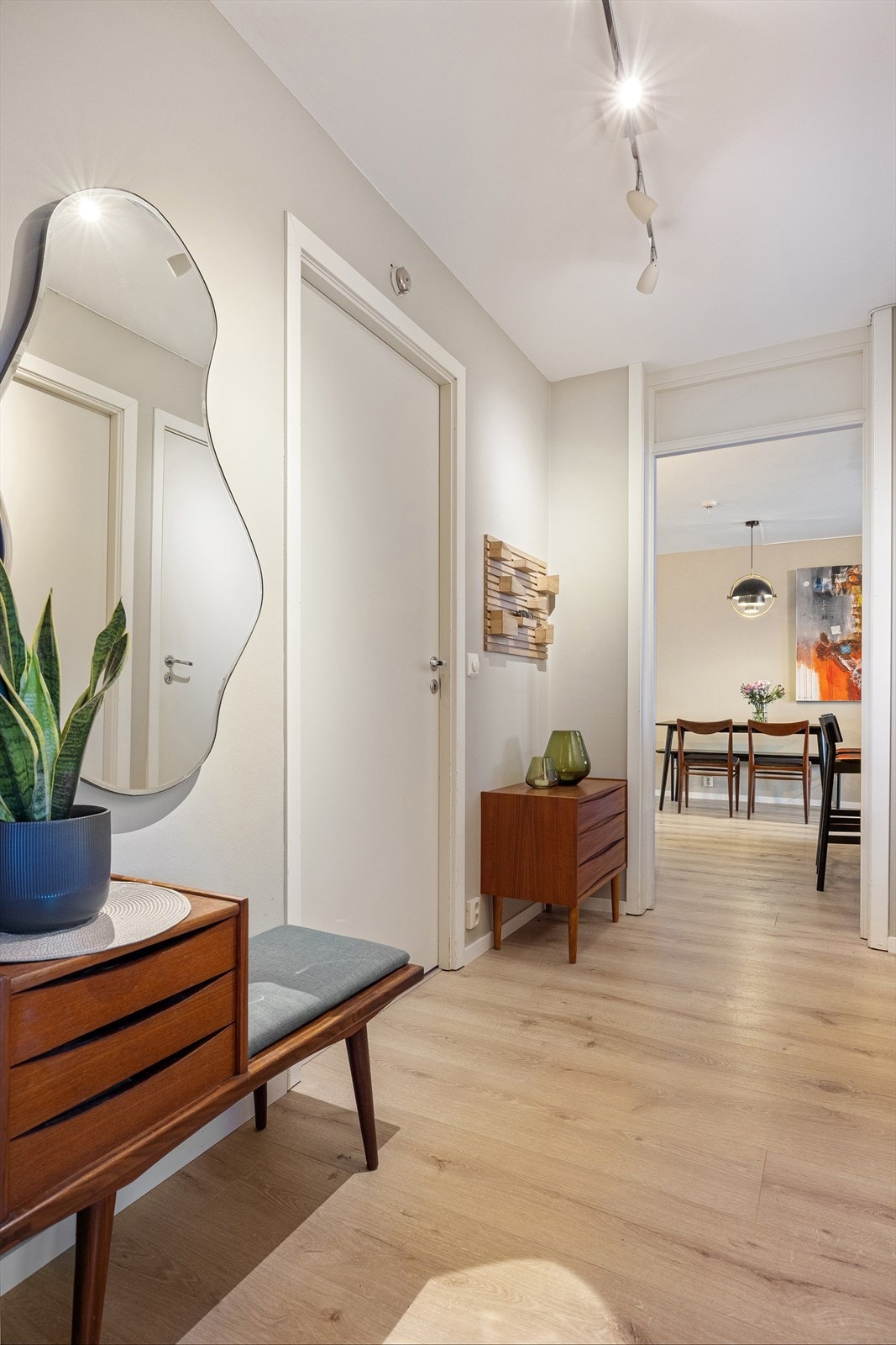 Leiligheten har en god planløsning og er bl.a. oppgradert med nytt laminatgulv, kjøkken og diverse elektrisk Galleribilde