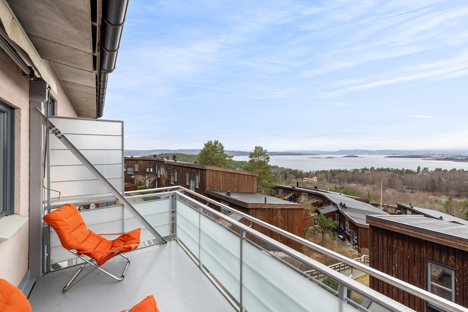 Fra kjøkkenet er det utgang til en nordvestvendt balkong på ca. åtte kvm. med fantastisk utsikt mot både Oslofjorden og marka Galleribilde