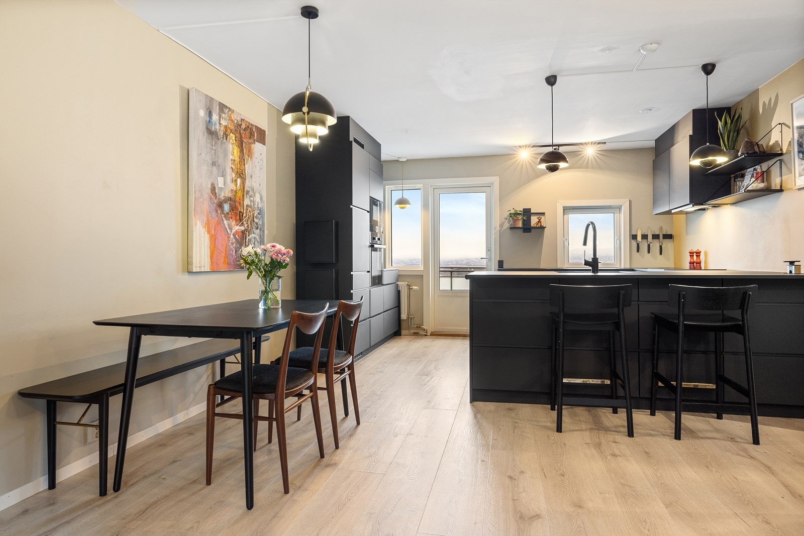 Stuen ligger i fin forlengelse av kjøkkenet og sammen utgjør de et fint allrom Galleribilde