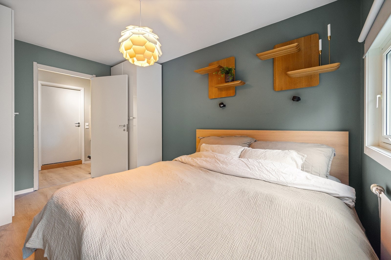 Gode oppbevaringsmuligheter i to medfølgende garderobeskap Galleribilde