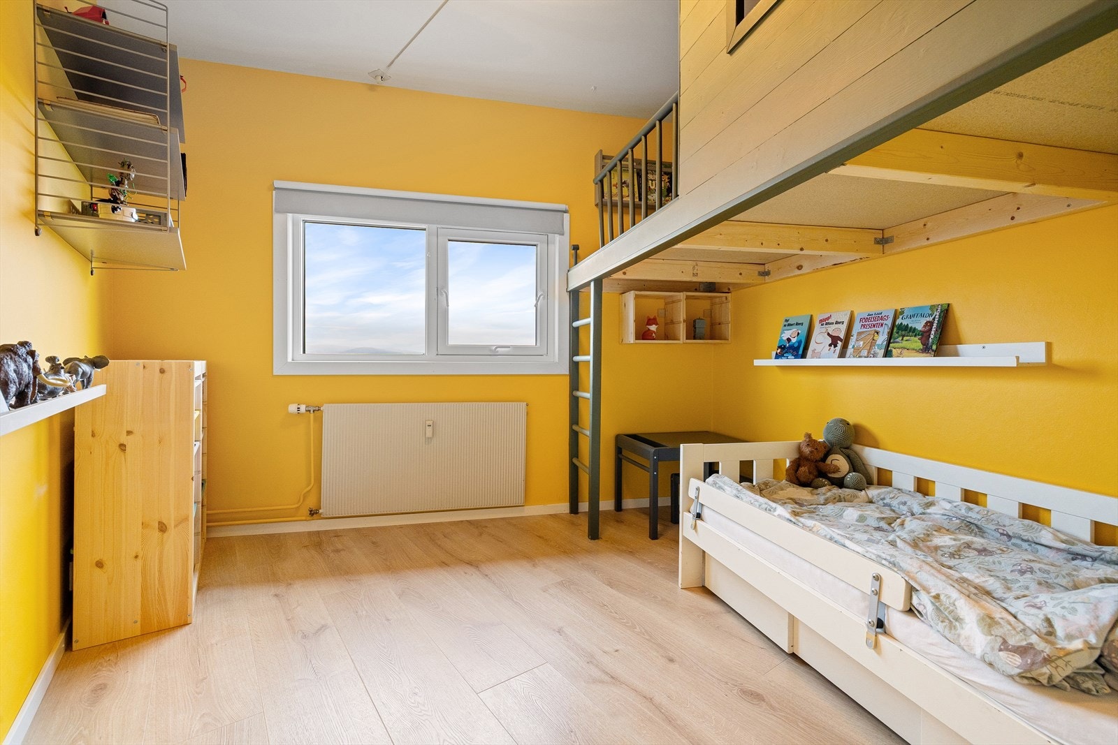 Leilighetens 2. soverom er stort med gode møbleringsmuligheter. Gode lysforhold og flott, langstrakt utsikt Galleribilde