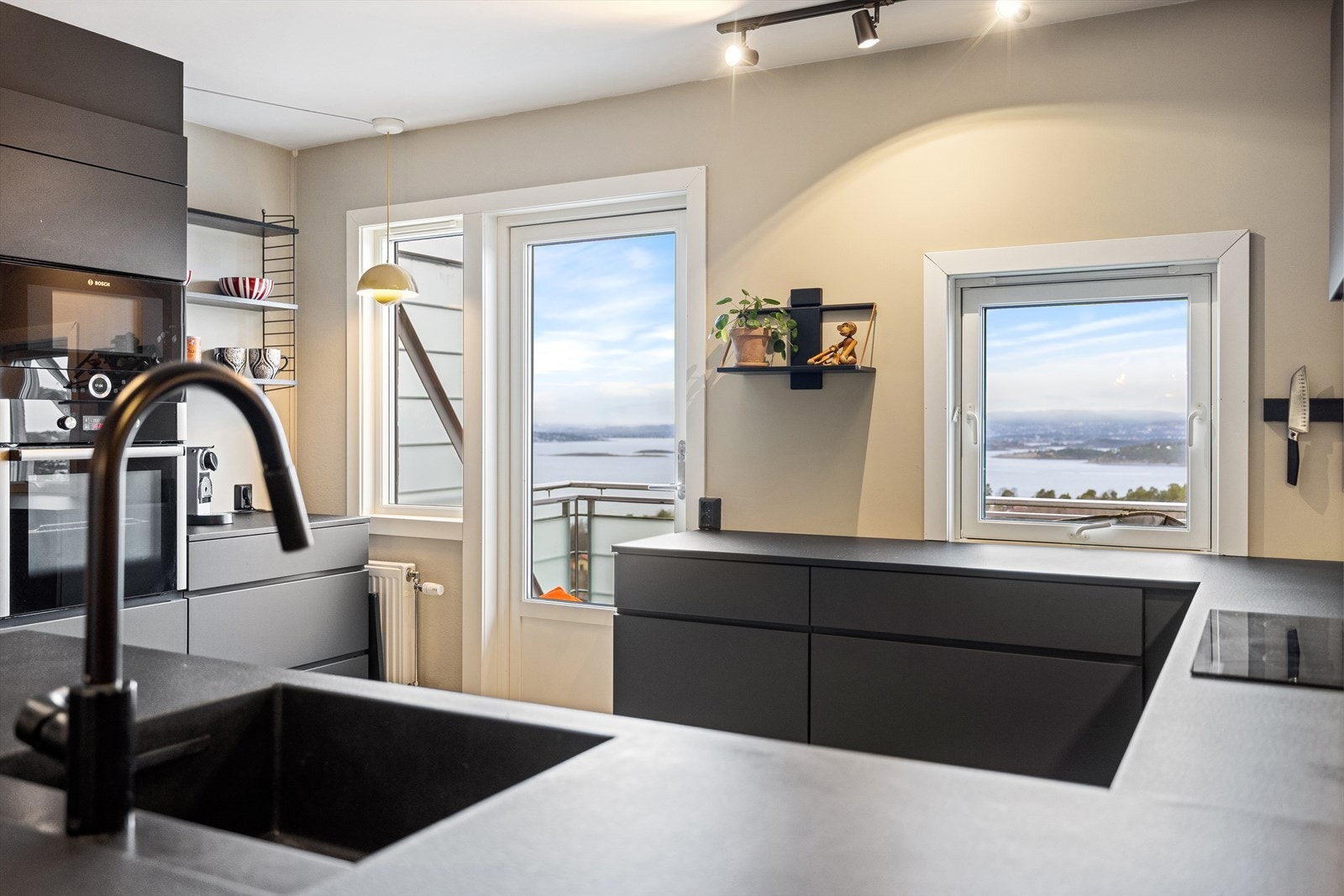 Stort kjøkken med meget gode lys- og utsiktsforhold Galleribilde