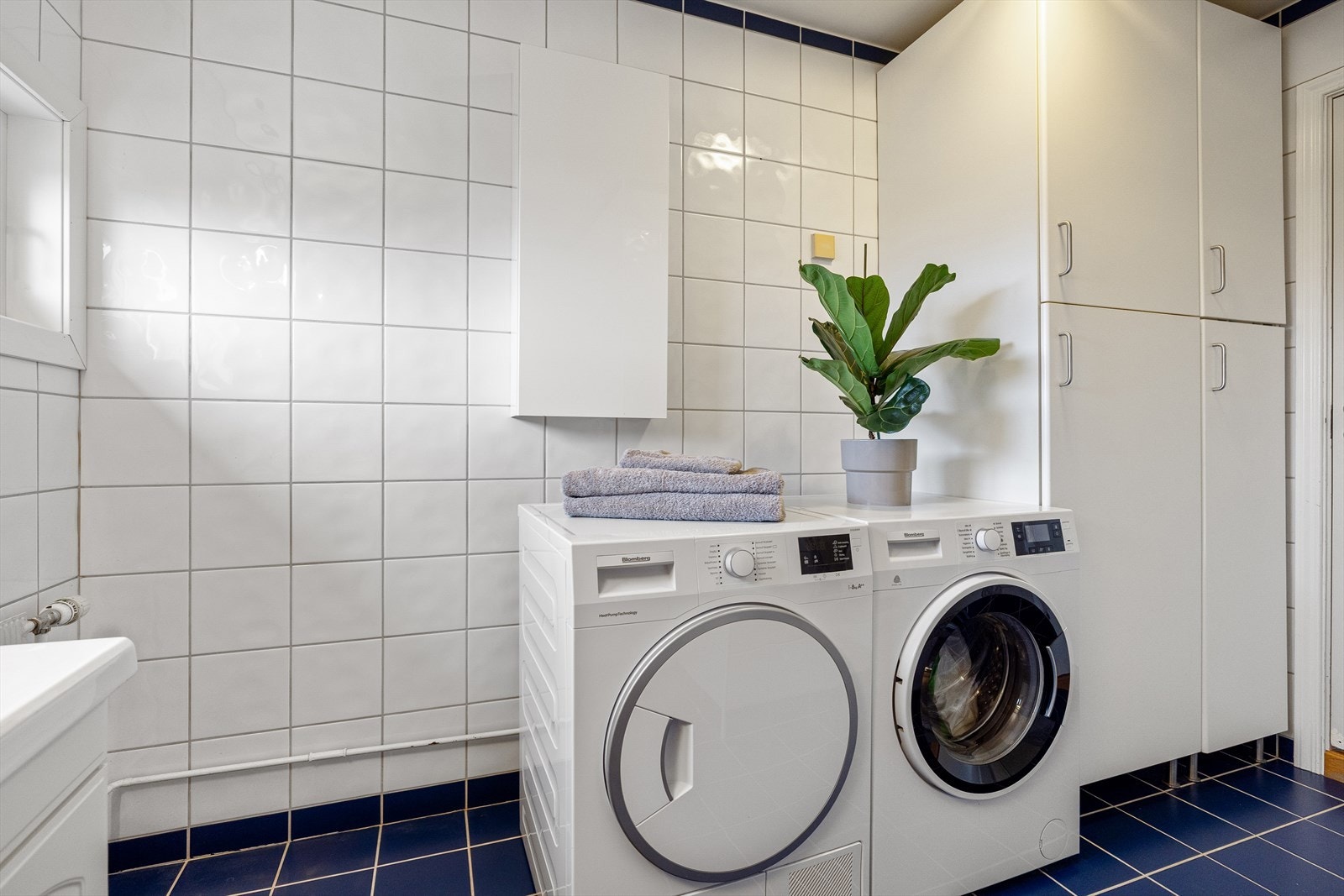 Høyskap med oppbevaringsmuligheter Galleribilde