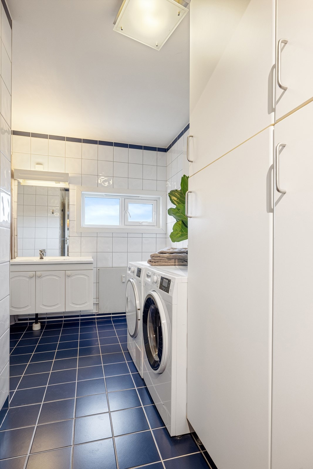 Helfliset bad med opplegg for vaskemaskin. Varmtvann inkl. i felleskostnadene Galleribilde