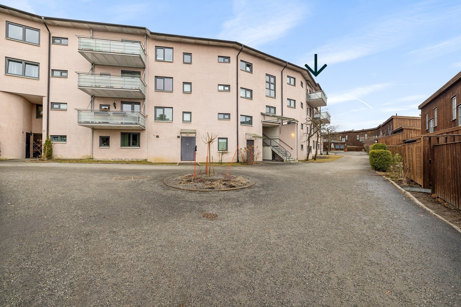 Det er bilfrie gangveier til både skole og barnehager. Internt i borettslaget ligger Hallagerstua barnehage hvor barn fra borettslaget har høy prioritet ved opptak Galleribilde