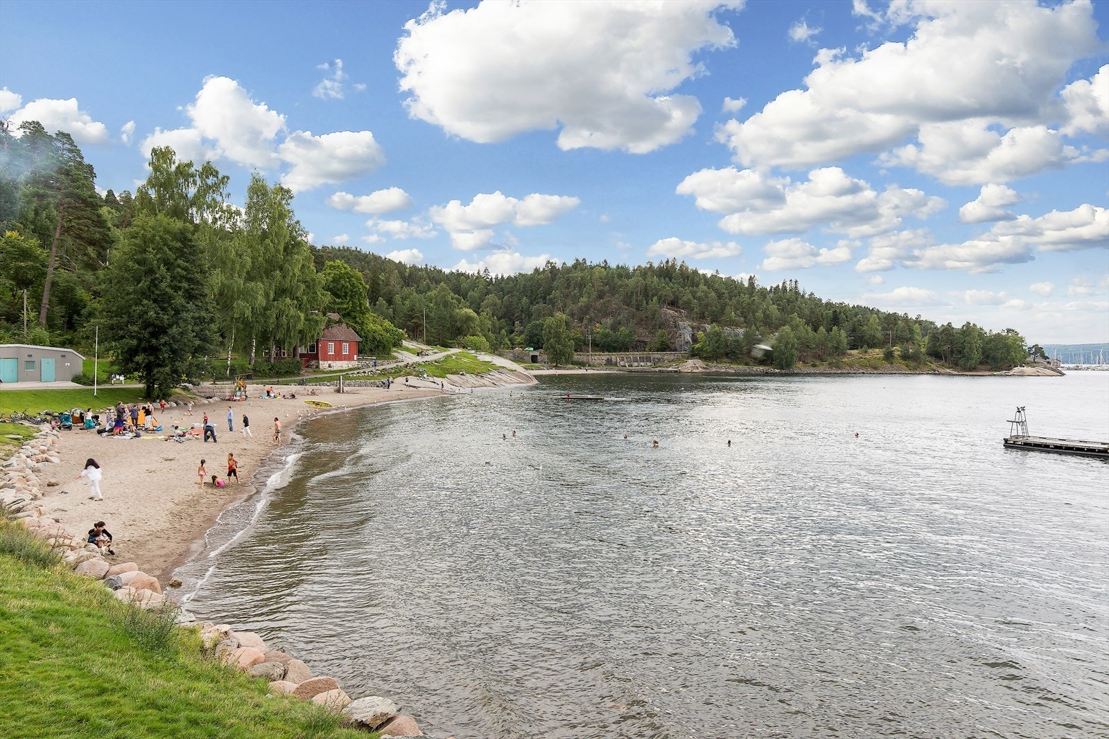 Hvervenbukta er en fin gåtur unna gjennom flott natur og byr på flotte badestrender. Her finner du også kaféen Anne på landet og badstu som kan leies Galleribilde