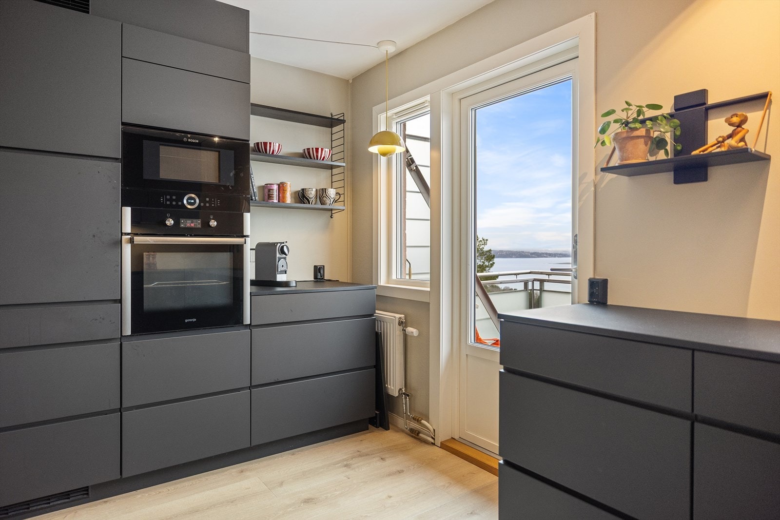 Moderne Kvik kjøkken fra 2023 med integrerte hvitevarer Galleribilde