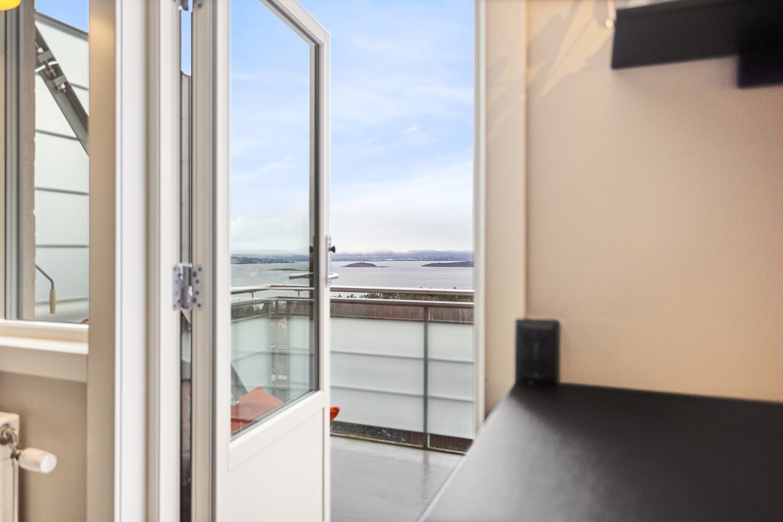 Leiligheten har vinduer og balkongdører med 3-lags isolerglass fra 2015 Galleribilde