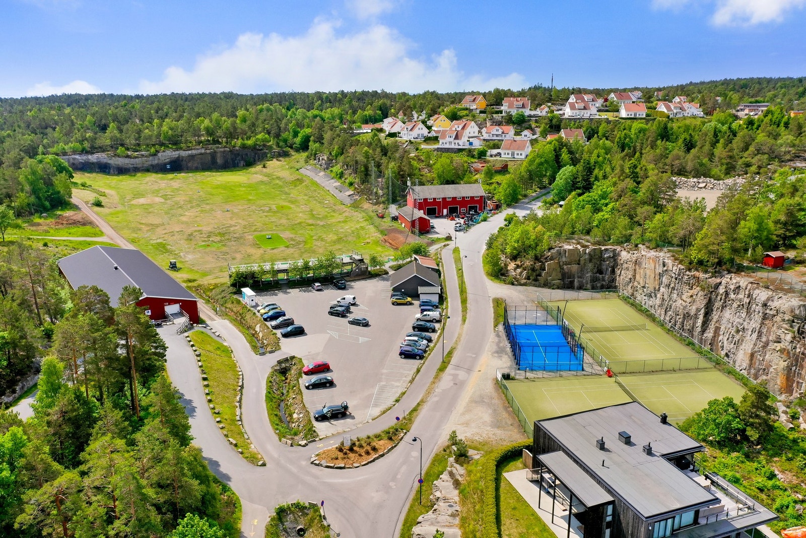 Nylig satt opp en Padel bane, som har blitt veldig populært de siste årene! Galleribilde