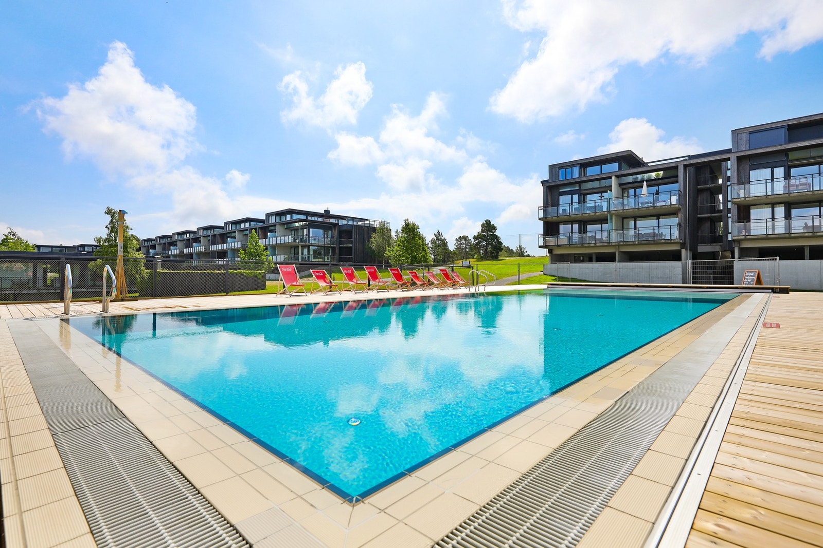 Basseng ute på området, som er åpent for alle! Galleribilde