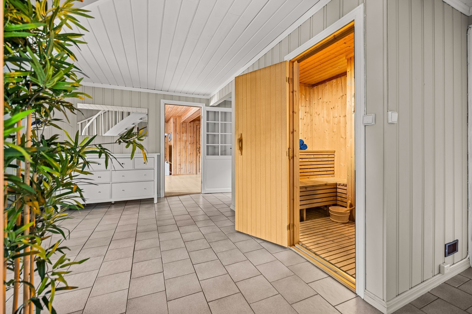 I underetasjen er det også badstue, eget bad og vaskerom. Galleribilde