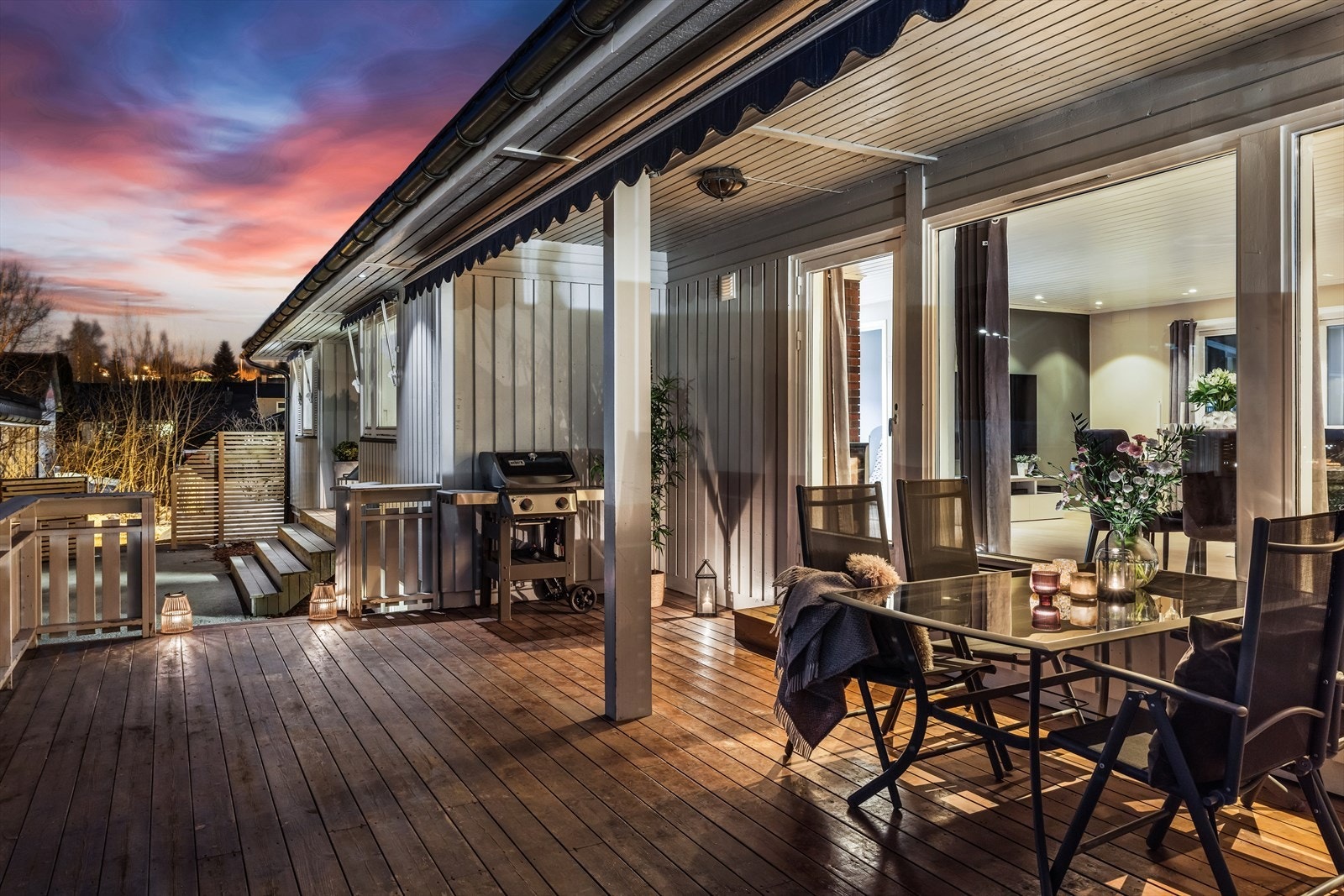 Delvis overbygd veranda utenfor stuen med god plass til møblering og grillområde. Galleribilde