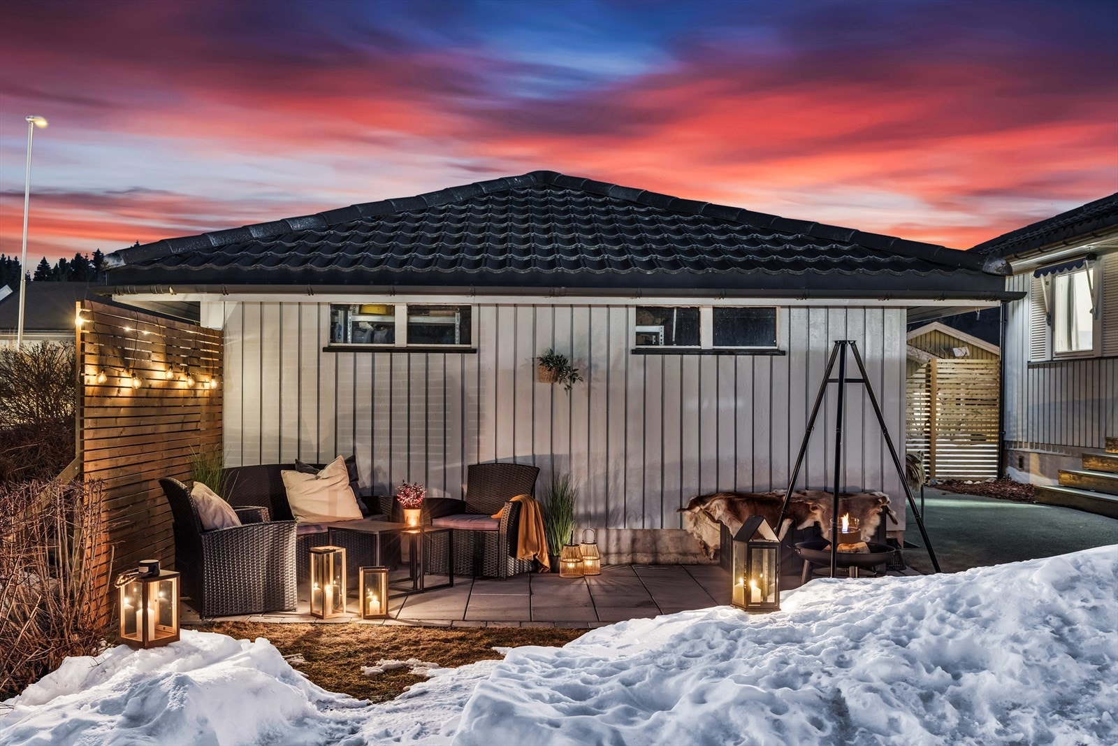 En innholdsrik enebolig med flere uteområder, garasje, carport, gode solforhold og familievennlige fasiliteter. Galleribilde