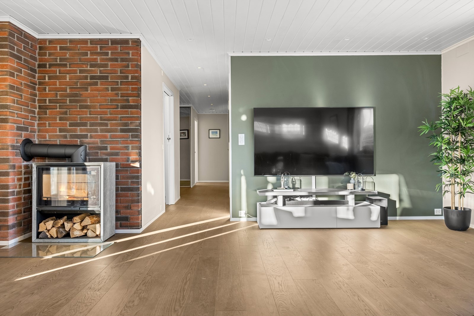 Tv-vegg og peisovn for varme og hygge. Galleribilde