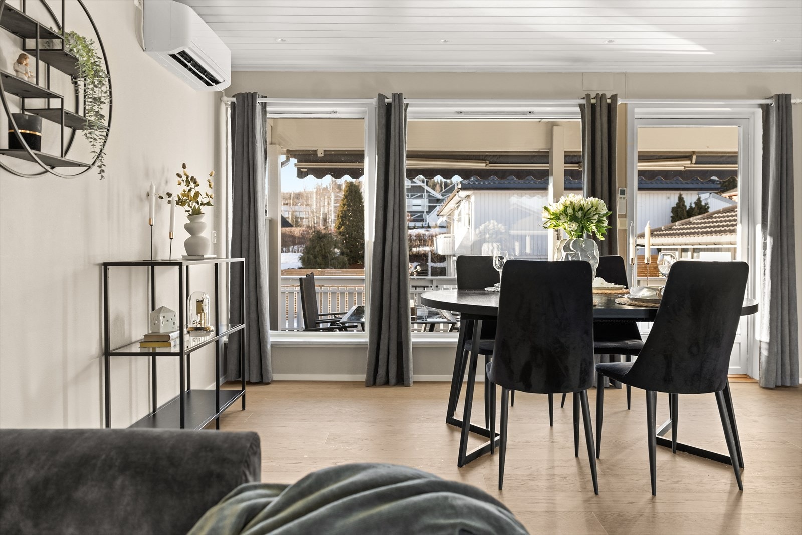 Detalj - Store vindusflater og gjennomgående lys gir en luftig romfølelse. Galleribilde