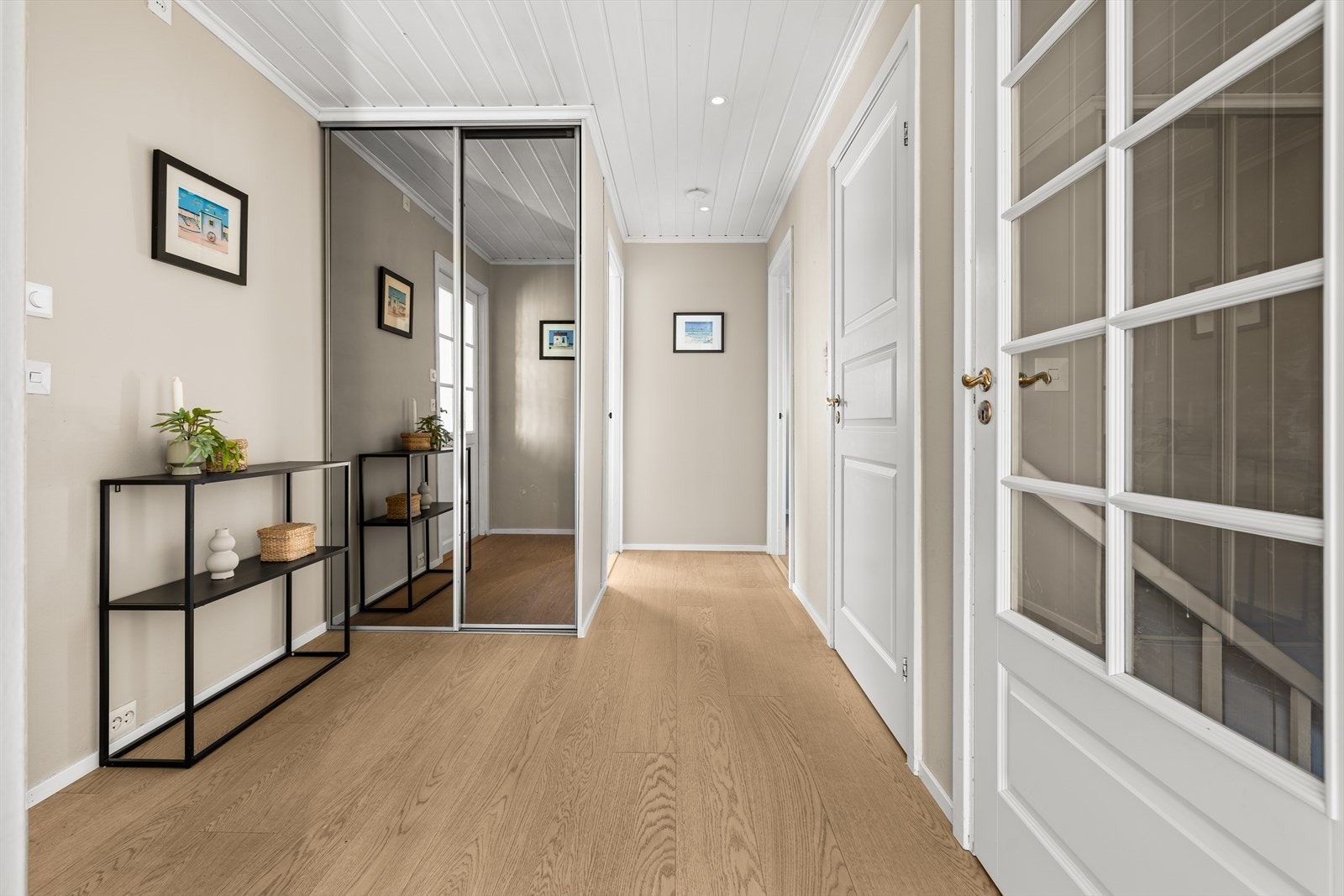 Gangen er også utstyrt med skyvedørsgarderobe. Galleribilde