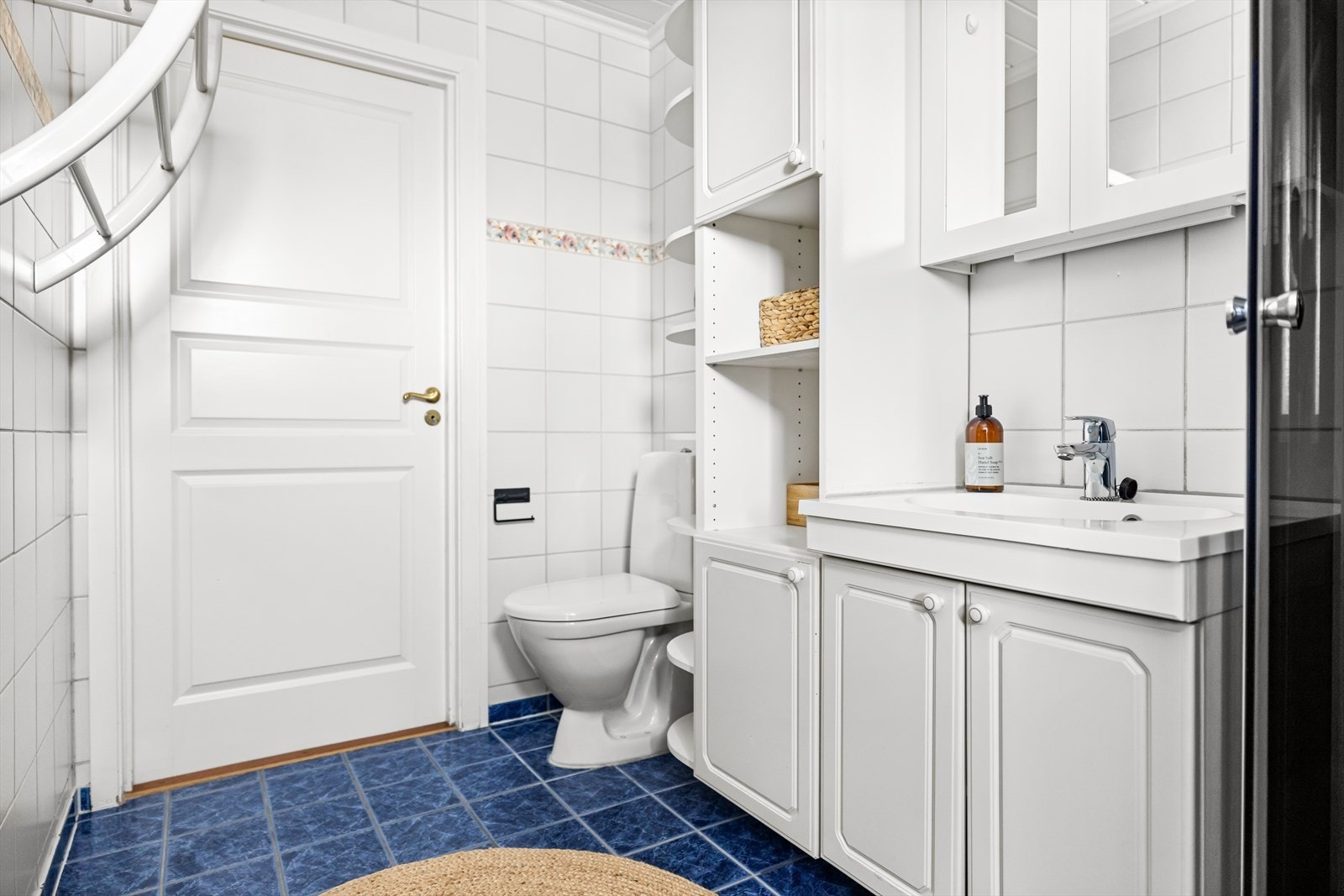 Badet har innredning med god skapplass, håndkleholder og gulvstående toalett. Galleribilde