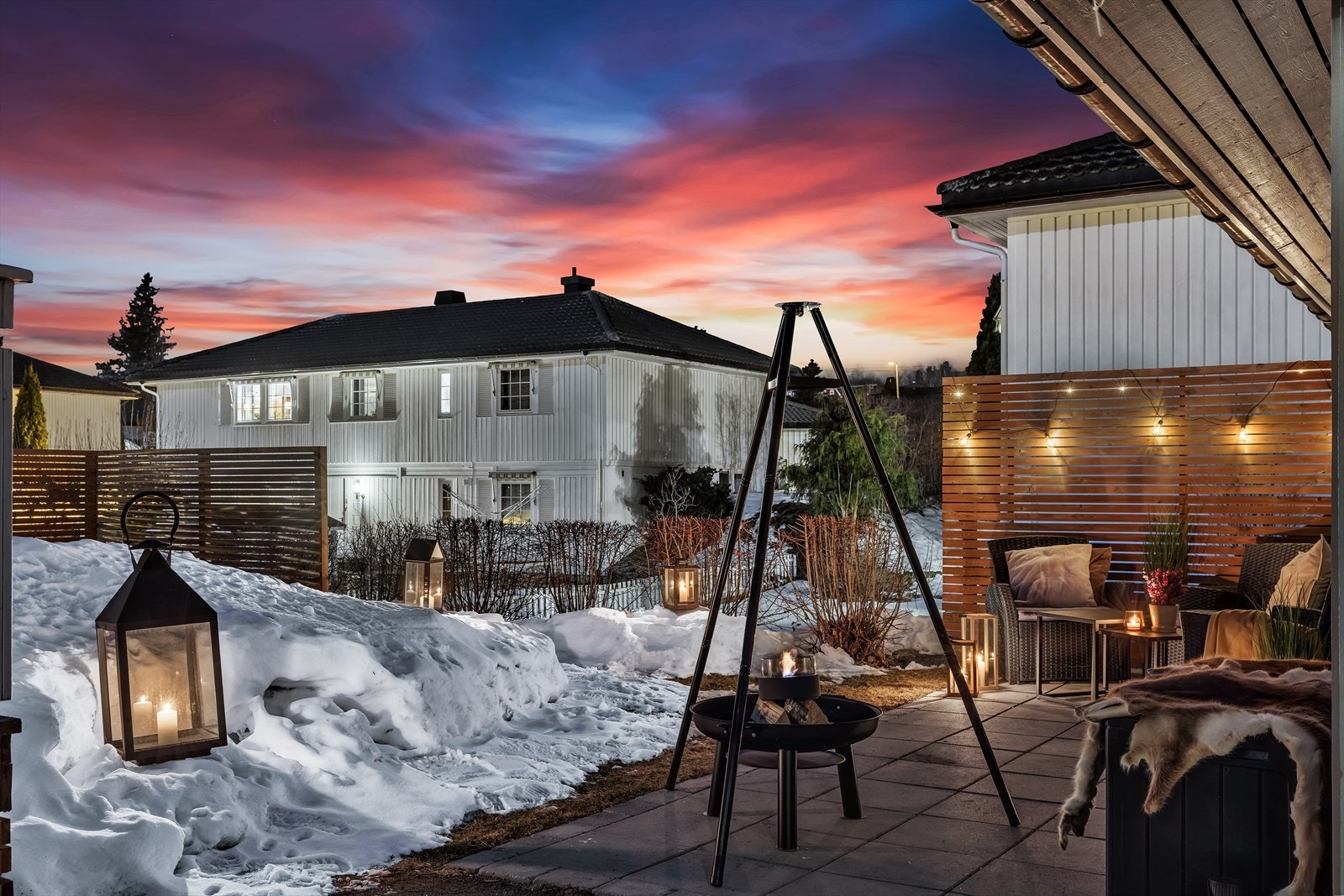 På sommertid omkranses boligen av plen med god boltreplass for store og små. Galleribilde
