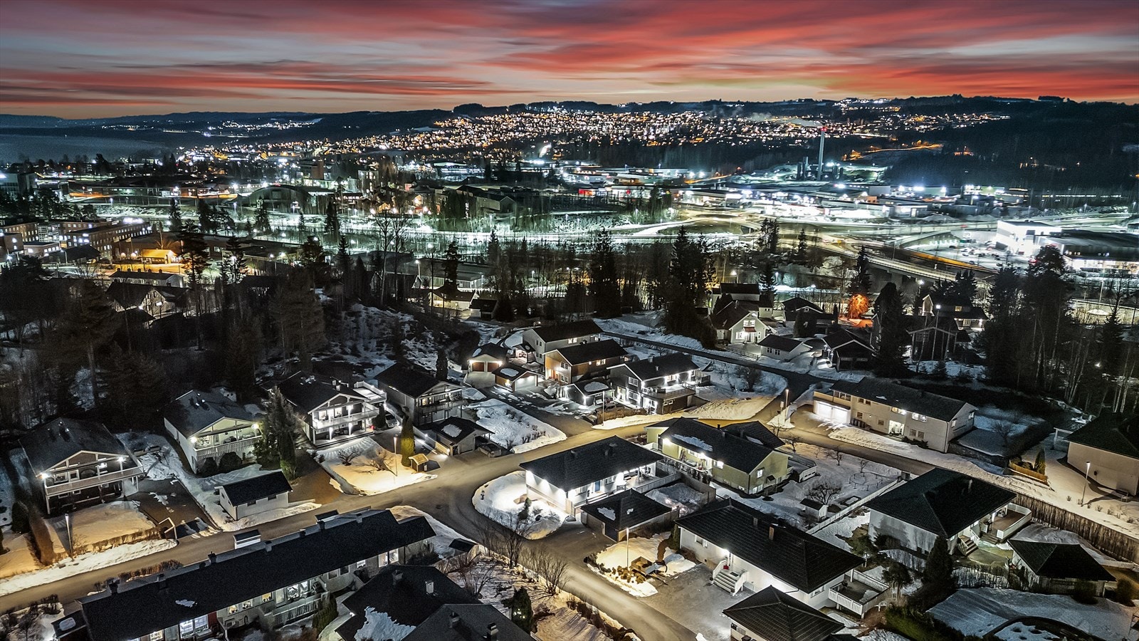 Boligen ligger i et barnevennlig område med gangavstand til barnehage, skole og kollektivtilbud. Galleribilde