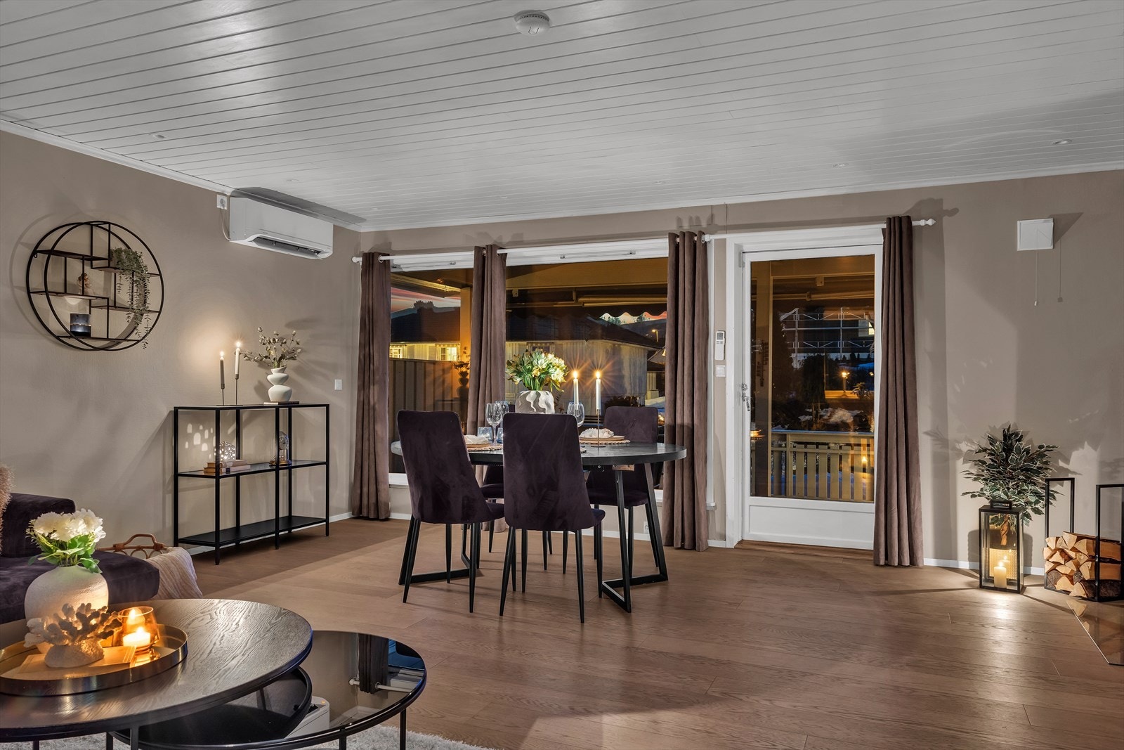 Velkommen inn - Stuen er selve hjertet i huset og deles naturlig i flere soner med sofaområde og spisestue. Galleribilde