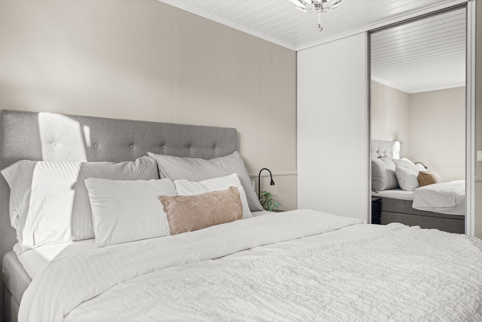 Soverommet har også praktisk skyvedørsgarderobe. Galleribilde
