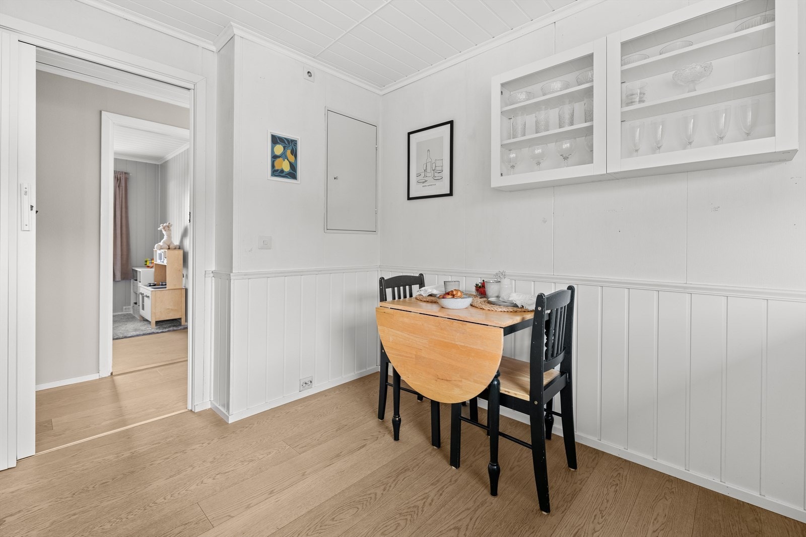 Kjøkkenet har også plass til frokostgruppe. Galleribilde