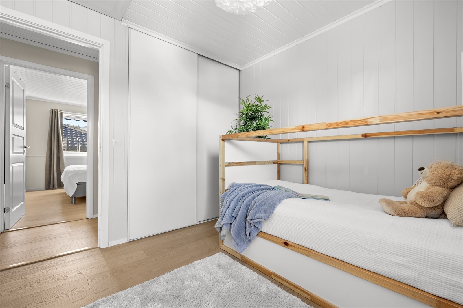 Soverom 2 har også skyvedørsgarderobe og moderniserte overflater. Galleribilde