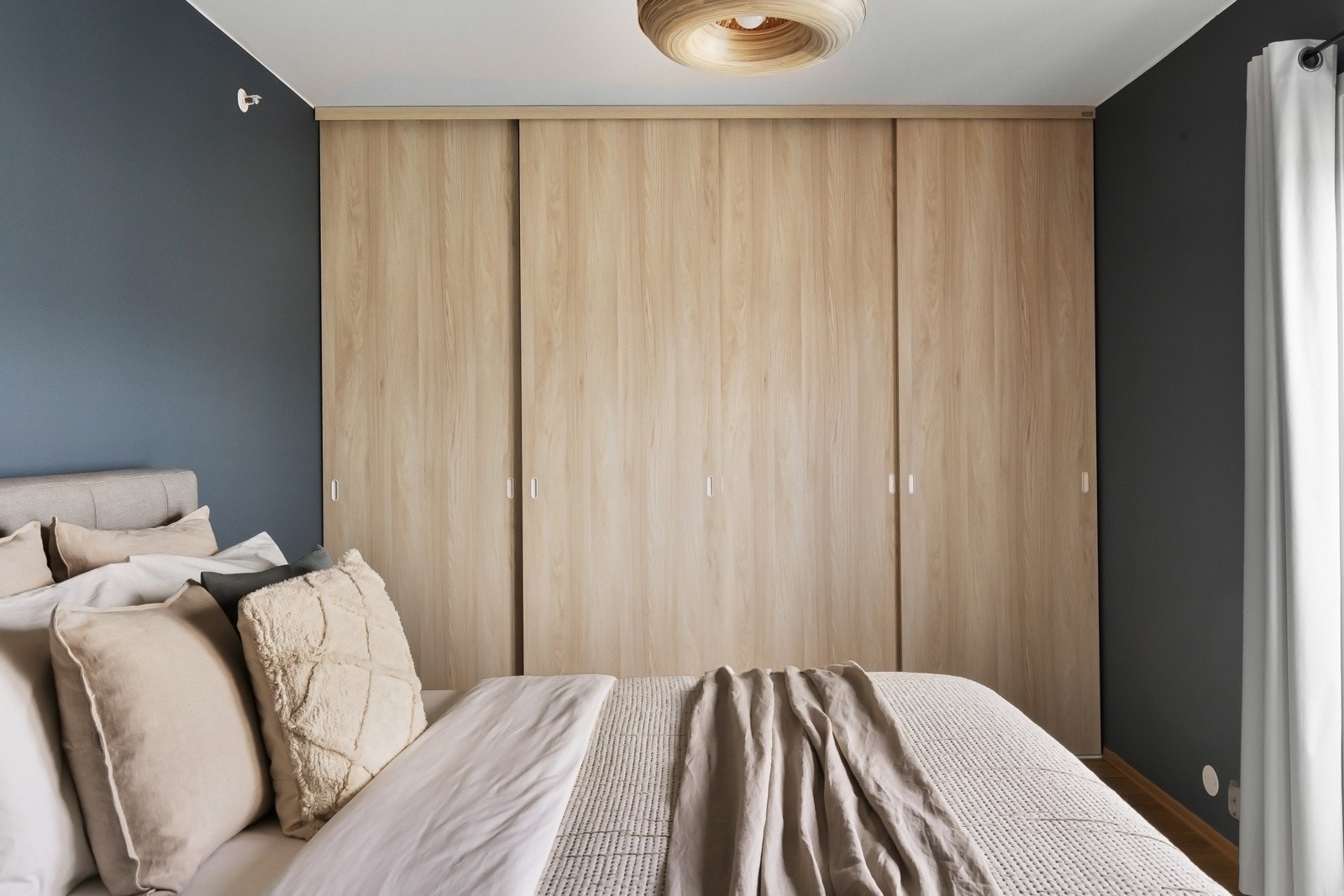 Soverommet har en stor, integrert skyvedørsgarderobe. Galleribilde