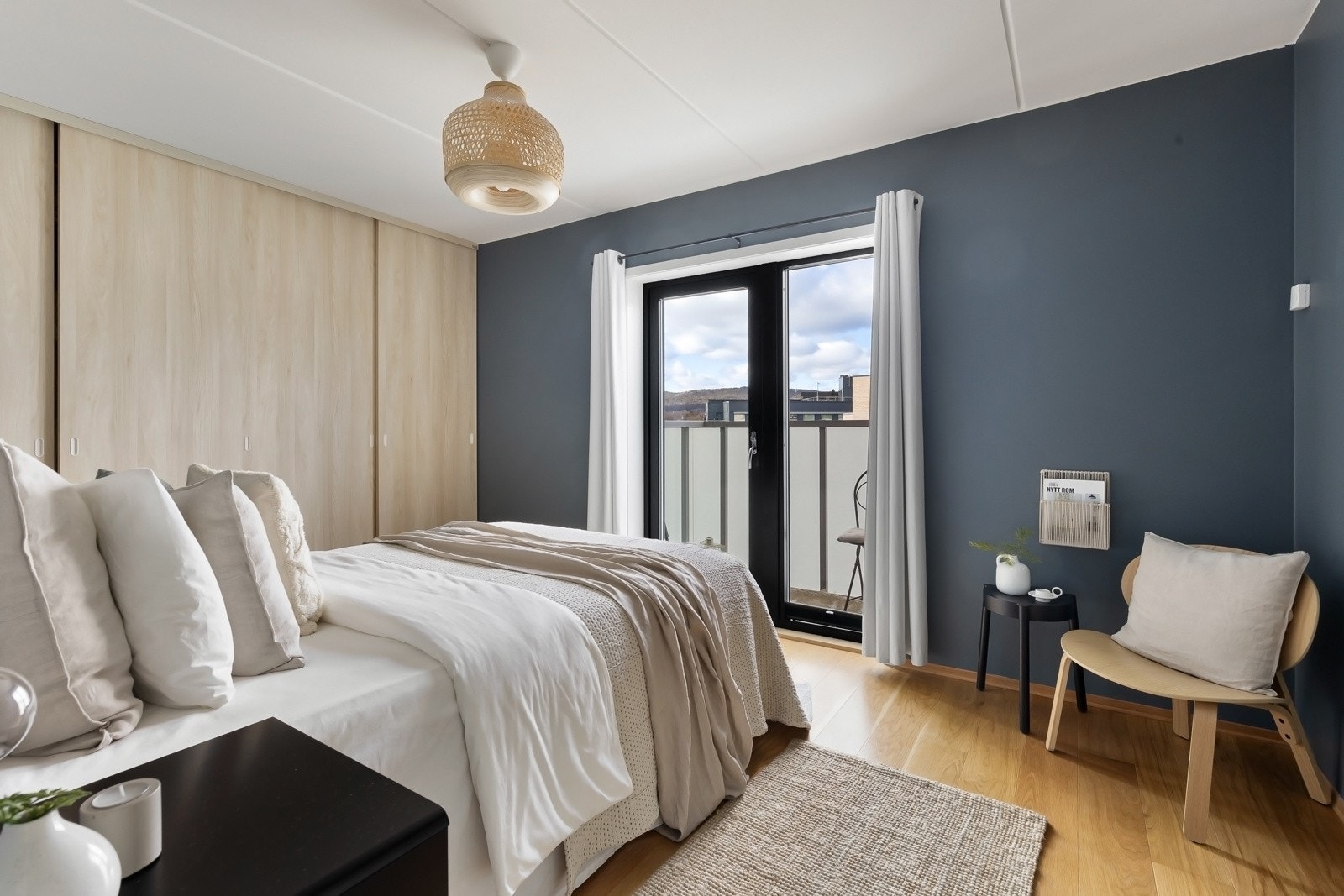 Stort hovedsoverom med plass til dobbeltseng og tilhørende nattbord. Galleribilde