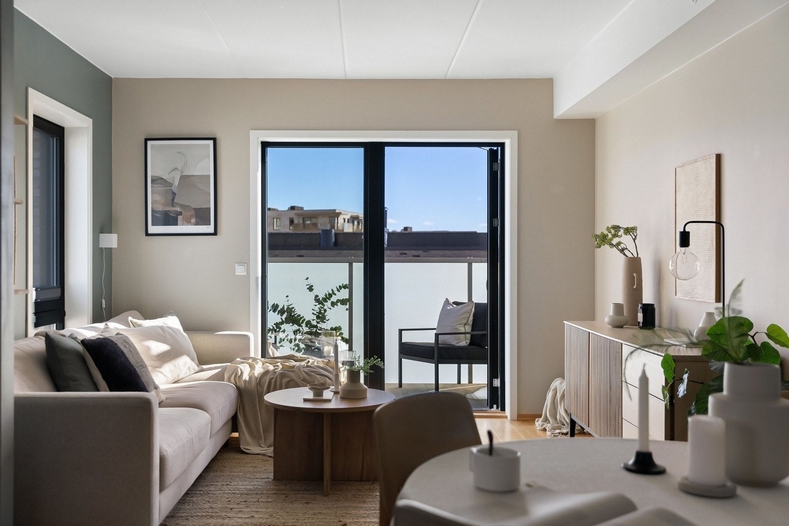 Naturlig plass for sofagruppe og mediebenk. Galleribilde
