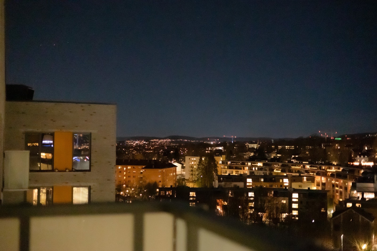 Lekker og stilren 3-roms topp/-endeleilighet i 9. etasje med fantastisk utsikt mot Oslofjorden og Holmenkollen. Galleribilde
