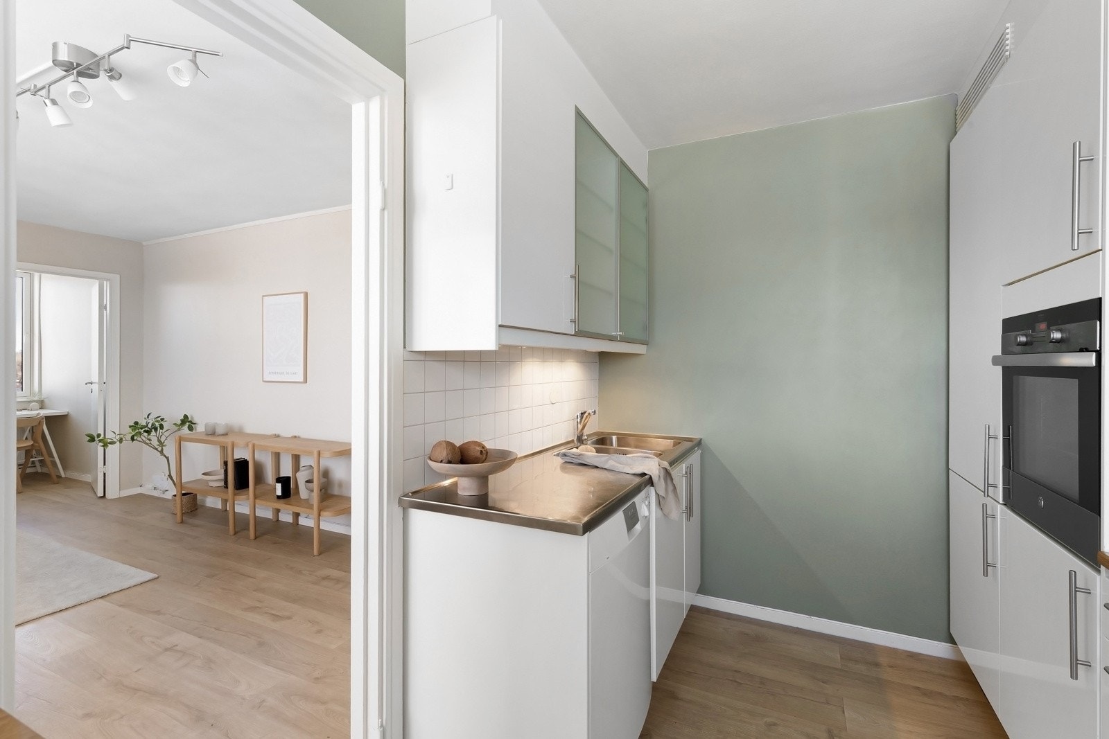 Lyst, tidløst kjøkken med gode arbeidsflater. Galleribilde