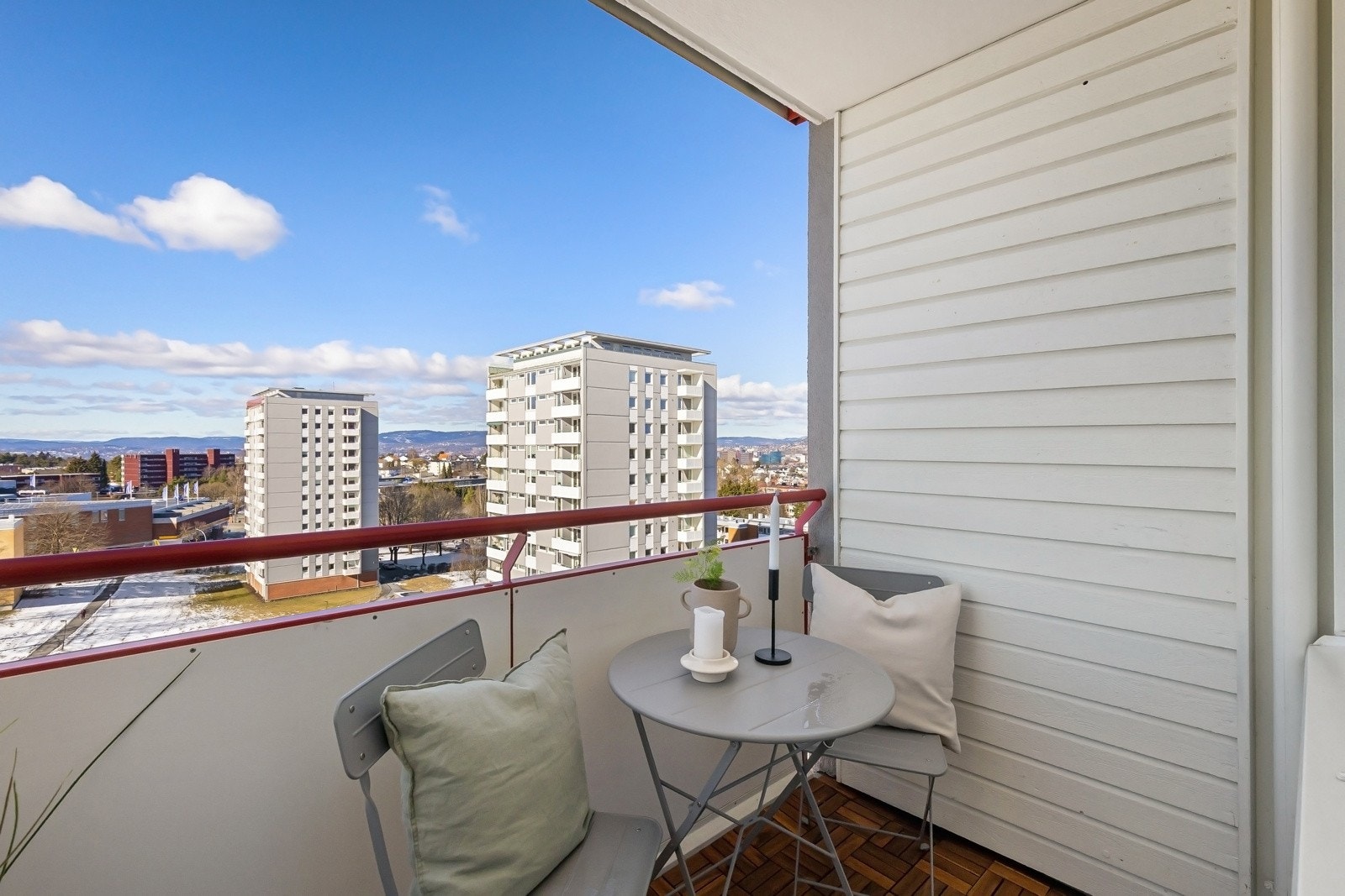 Solrik, vestvendt balkong på 3 kvm med plass til utemøbler. Galleribilde