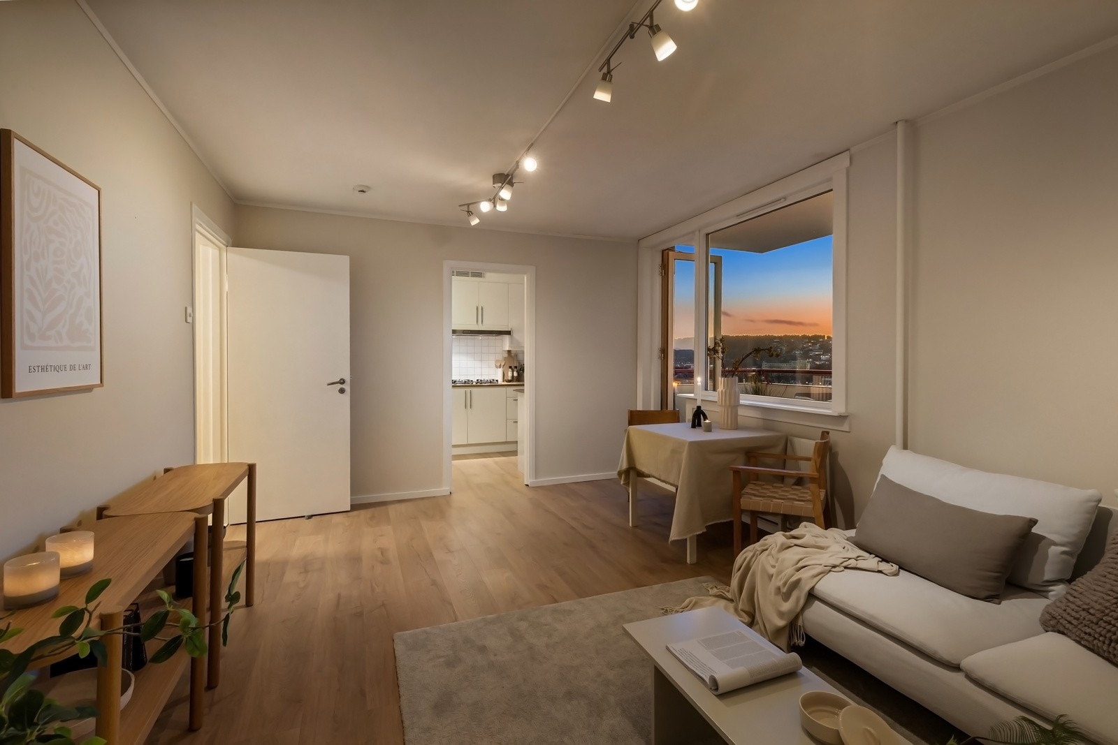 Flotte solnedganger kan nytes fra egen stue. Galleribilde